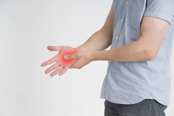 Dor na mão, síndrome do túnel do carpo em fundo cinzento — Fotografia de Stock