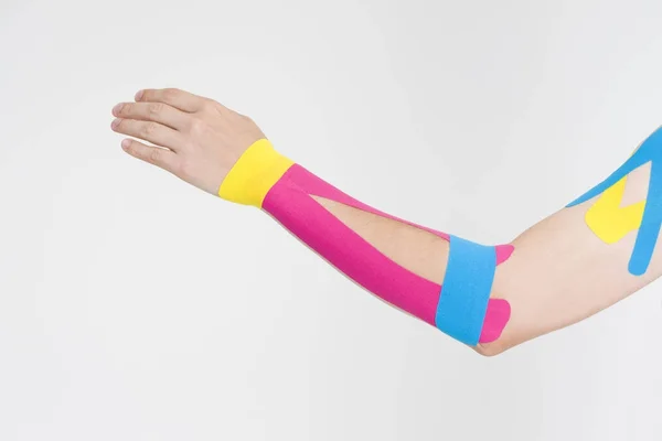 Kinesio tape, kinesiology taping na ludzką ręką — Zdjęcie stockowe