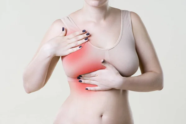 Prueba de senos, mujer examinándose los senos en busca de cáncer, ataque al corazón, dolor en el cuerpo humano — Foto de Stock