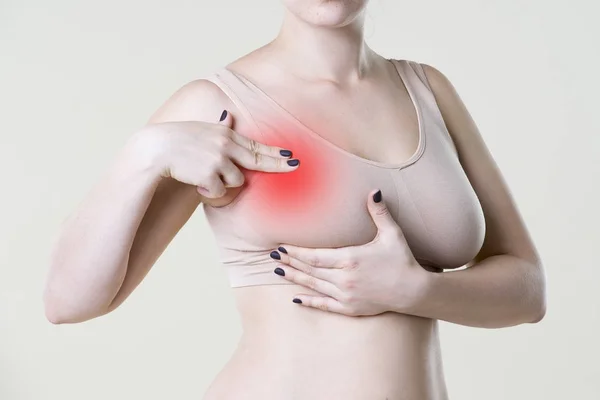 Test del seno, donna che esamina il seno per il cancro, infarto, dolore nel corpo umano — Foto Stock