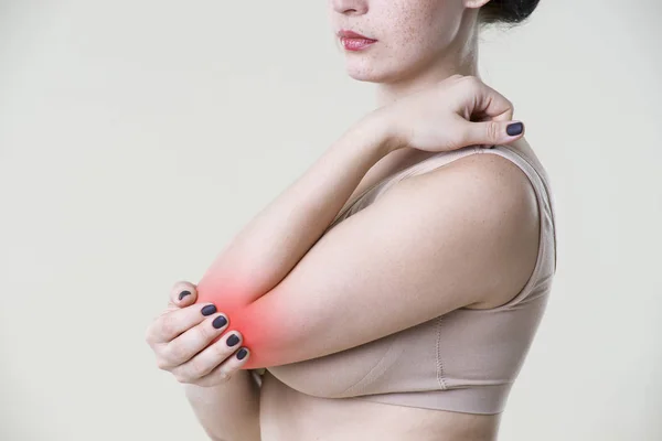 Женщина с болью в локте, воспалением суставов — стоковое фото