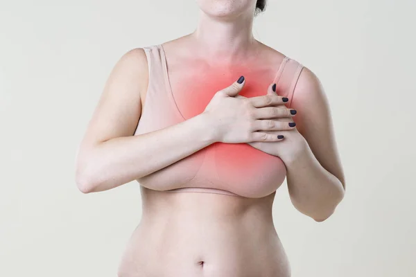 Teste de mama, mulher examinando seus seios para câncer, ataque cardíaco, dor no corpo humano — Fotografia de Stock