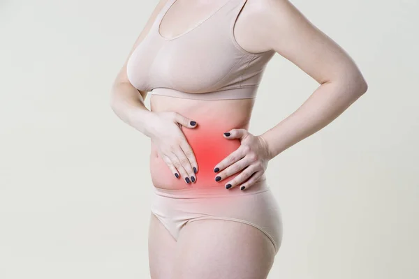 Femme souffrant de douleurs abdominales — Photo