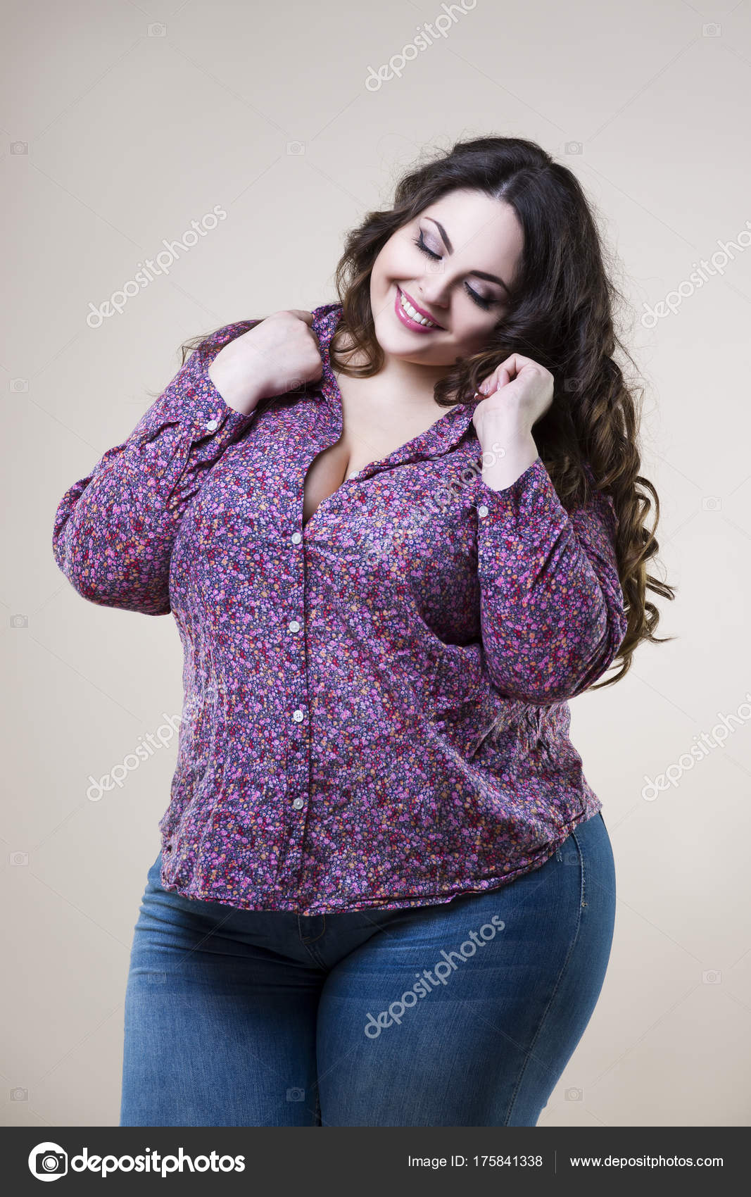 Happy plus size fashion model, sexy mulher gorda no fundo bege fotos,  imagens de © starast #175841338