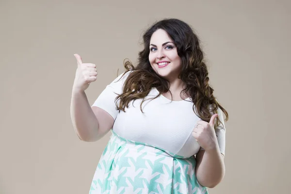 Счастливая модель plus size, сексуальная толстая женщина на бежевом фоне — стоковое фото