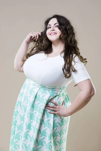 Счастливая модель plus size, сексуальная толстая женщина на бежевом фоне — стоковое фото