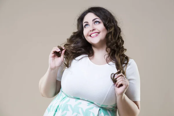 Glad plus size mode modell, sexig fet kvinna på beige bakgrund — Stockfoto