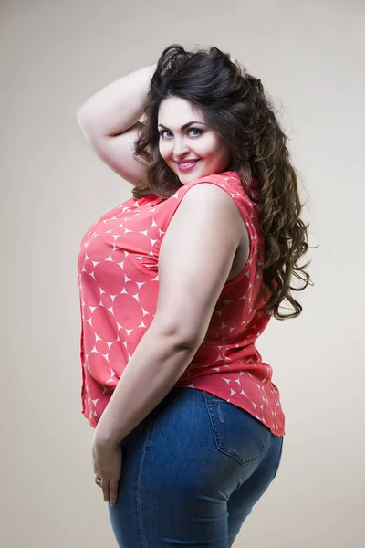 Glad plus size mode modell, sexig fet kvinna på beige bakgrund — Stockfoto