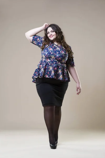 Счастливая модель plus size, сексуальная толстая женщина на бежевом фоне — стоковое фото