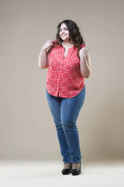 Счастливая модель plus size, сексуальная толстая женщина на бежевом фоне — стоковое фото