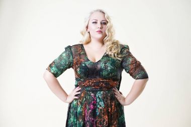 Boyutu moda model, bej renkli arka plan, kilolu kadın bedeni üzerinde kadın şişko