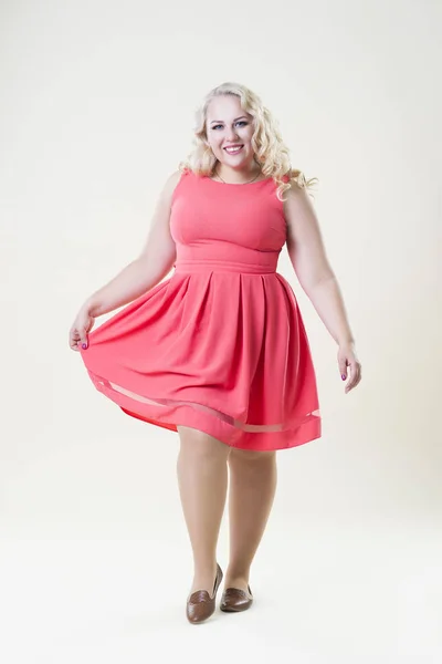 Glad plus size mode modell, sexig fet kvinna på beige bakgrund — Stockfoto