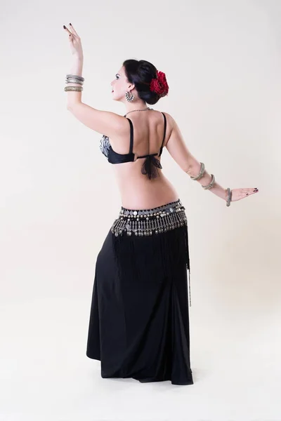 베이지색 바탕에 민족 복장에서 밸리 댄스를 수행 하는 여자 — 스톡 사진