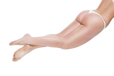 Güzel kadın bacaklar beyaz arka plan üzerinde izole. Cilt Bakımı ve ağda