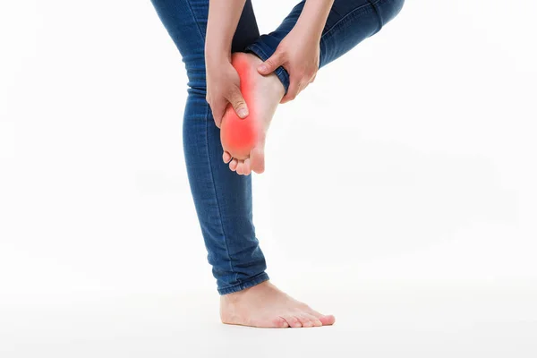 Pijn in de benen van de vrouw, massage van vrouwelijke voeten op witte achtergrond — Stockfoto