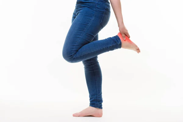 Боль в ногах, массаж женских ног на белом фоне — стоковое фото