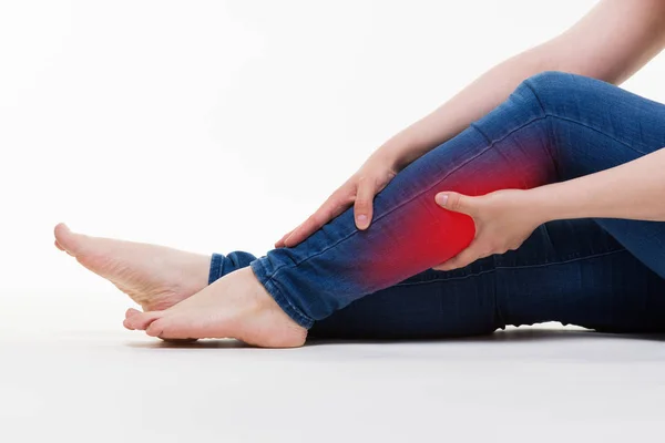 Dor nas pernas da mulher, massagem dos pés femininos no fundo branco — Fotografia de Stock