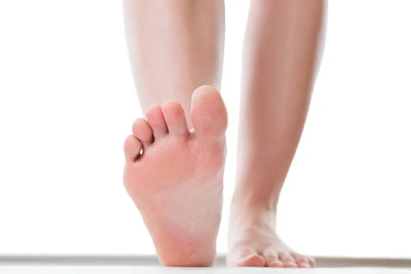 Concept de soins des pieds, pied féminin, chiropodie isolée sur fond blanc — Photo