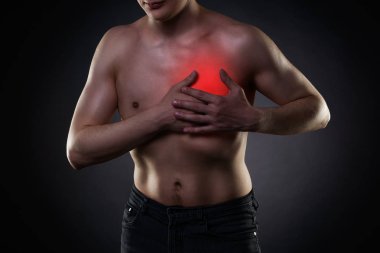 Kalp krizi, göğüs ağrısı siyah arka plan üzerine olan adam