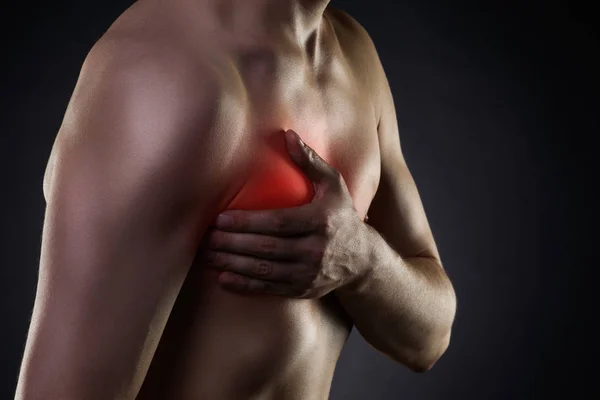Atak serca, człowiek z klatki piersiowej na czarnym tle — Zdjęcie stockowe