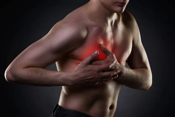Atak serca, człowiek z klatki piersiowej na czarnym tle — Zdjęcie stockowe