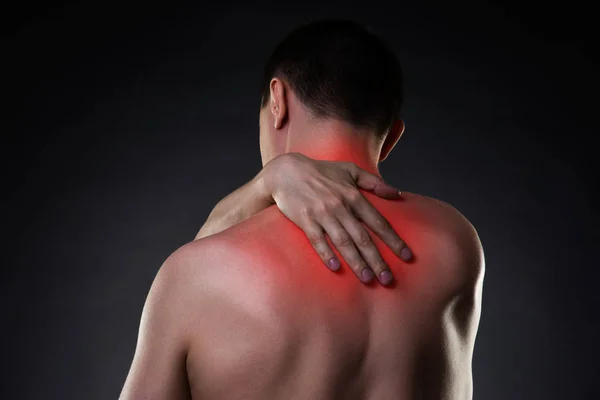 Dolor de cuello, hombre con dolor de espalda sobre fondo negro —  Fotos de Stock