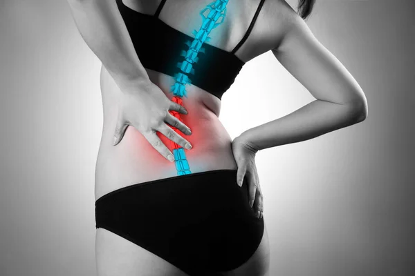 Біль у хребті, жінка з болем у спині, травма внизу спини — стокове фото
