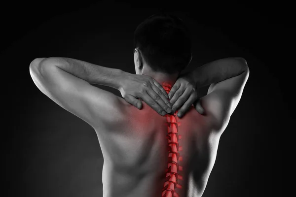 Douleur dans la colonne vertébrale, un homme avec des maux de dos, blessure dans le dos et le cou humain — Photo