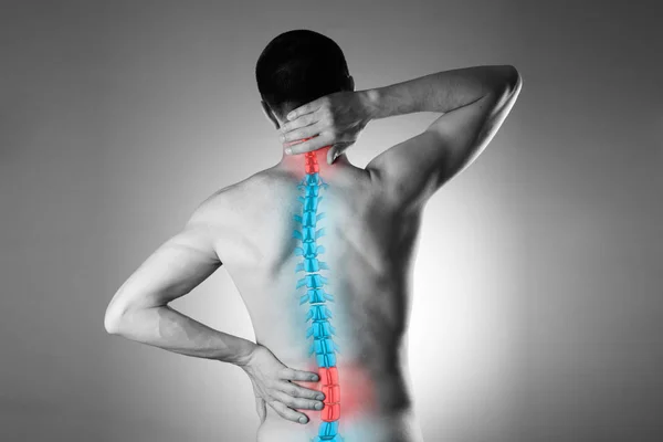 Douleur dans la colonne vertébrale, un homme avec des maux de dos, blessure dans le dos et le cou humain Images De Stock Libres De Droits