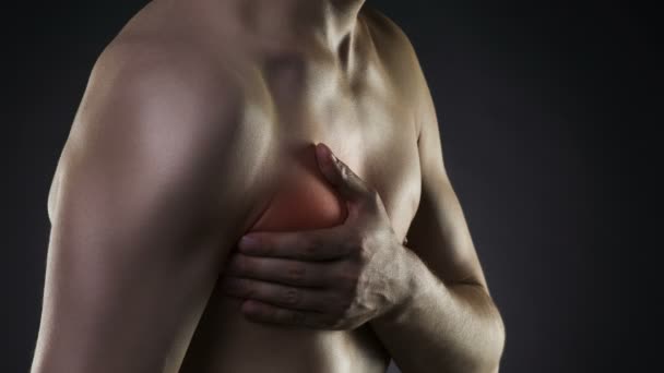 Herzinfarkt Mann Mit Brustschmerzen Auf Schwarzem Hintergrund Mit Rotem Punkt — Stockvideo