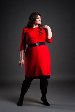 Artı boyutu moda model Kırmızı elbiseli, gri arka plan üzerinde şişman kadın kilolu kadın bedeni