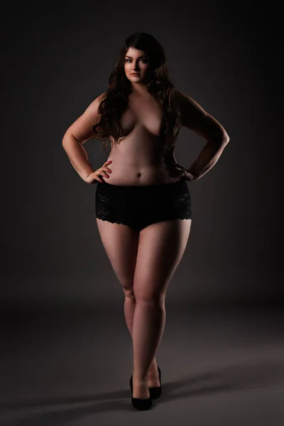 Plus storlek Sexig modell i underkläder, fet kvinna på grå bakgrund, överviktiga kvinnliga kroppen — Stockfoto
