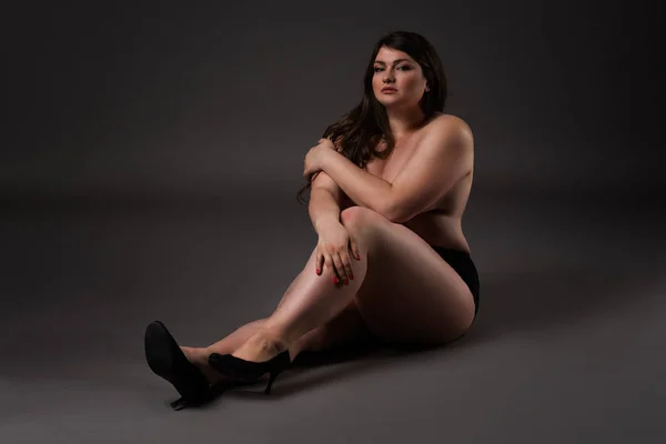 Além de tamanho modelo sexy em roupa interior, mulher gorda em fundo cinza, corpo feminino com sobrepeso — Fotografia de Stock
