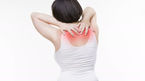 Nackenschmerzen Frau Mit Rückenschmerzen Auf Weißem Hintergrund Studioaufnahme — Stockvideo