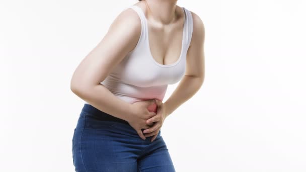 腹部疼痛的妇女 在白色背景腹痛 演播室射击 — 图库视频影像