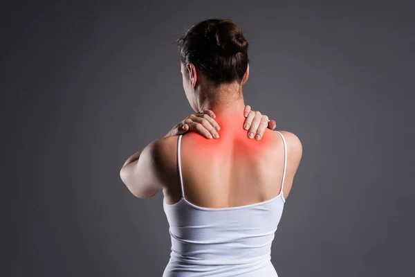 颈痛、 背痛灰色背景的女人 — 图库照片
