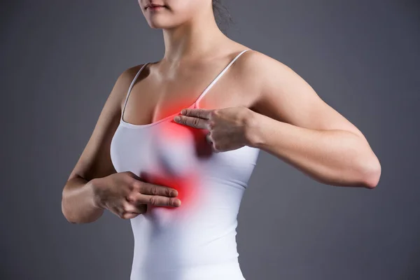 Brusttest, Frau untersucht ihre Brüste auf Krebs, Herzinfarkt, Schmerzen im menschlichen Körper — Stockfoto