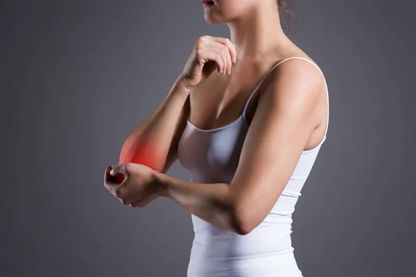 Femme avec douleur au coude, inflammation articulaire — Photo