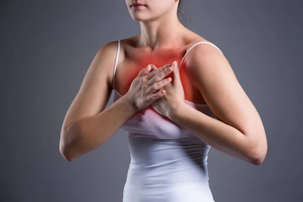 Prueba del pecho de la mujer, ataque al corazón, dolor en el cuerpo humano —  Fotos de Stock