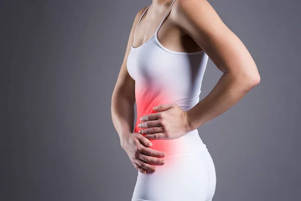 Mulher com dor abdominal — Fotografia de Stock