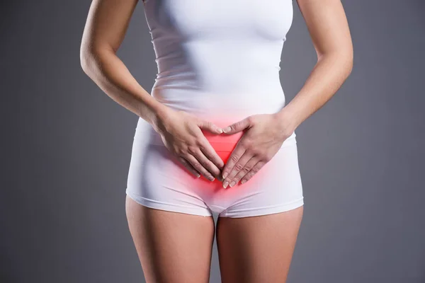 Mujer con dolor abdominal, dolor de estómago sobre fondo gris — Foto de Stock