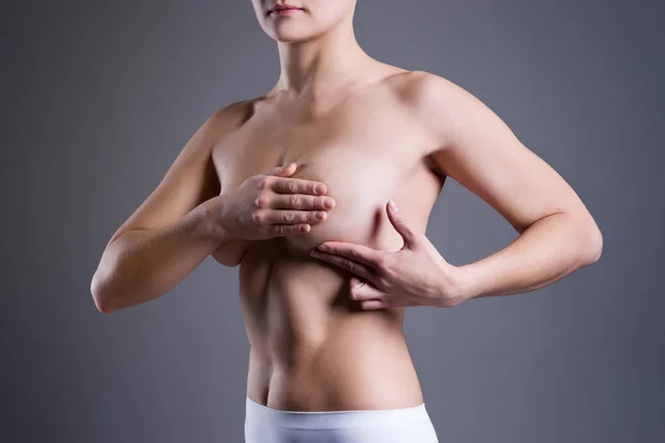 Mulher examinando seus seios para câncer, dor no corpo feminino — Fotografia de Stock