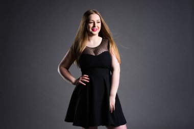 Mutlu artı boyutu moda modeli, gri studio arka plan, kilolu kadın bedeni üzerinde seksi şişman kadın