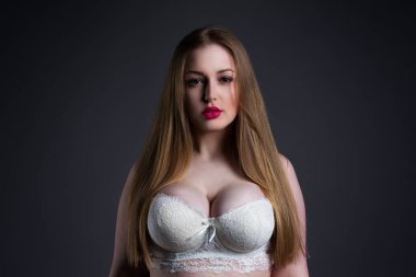 Artı beyaz sütyen, gri studio arka plan, kilolu kadın bedeni üzerinde büyük doğal meme ile şişman kadın seksi modelinde boyutu