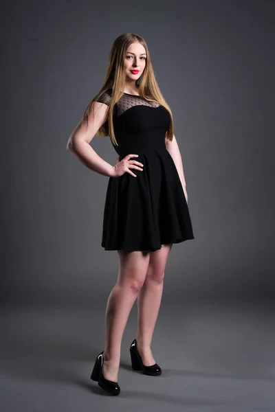 Artı boyutu moda model siyah elbise, gri studio arka planda, şişman kadın kilolu kadın bedeni — Stok fotoğraf