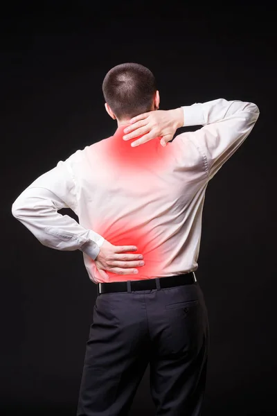 Dolor de espalda, hombre con dolor de espalda sobre fondo negro — Foto de Stock