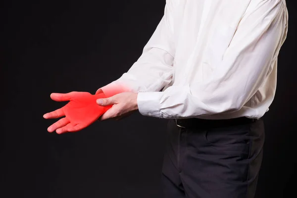 Pijn in hand, gewrichtsontsteking, carpaal tunnelsyndroom op zwarte achtergrond — Stockfoto