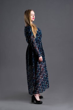 Boyutu moda modeli gri studio arka plan üzerinde uzun elbise, şişman kadın, kilolu kadın bedeni