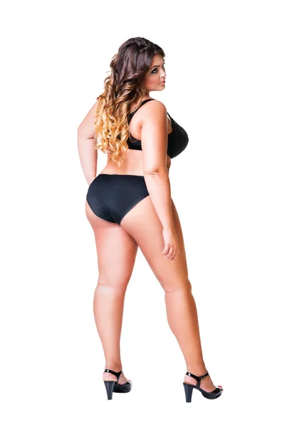 Плюс размер сексуальная модель в черном нижнем белье, толстая женщина изолирована на белом фоне, избыточный вес женского тела — стоковое фото