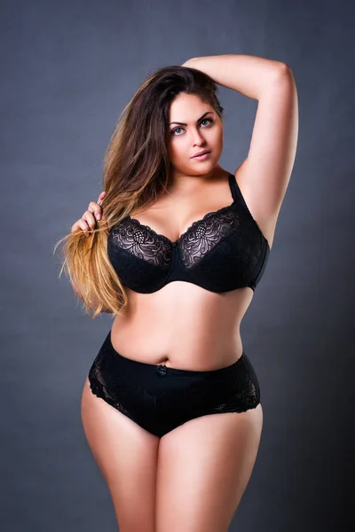 Modelo sexy de talla grande en ropa interior negra, mujer gorda sobre fondo gris de estudio, cuerpo femenino con sobrepeso —  Fotos de Stock